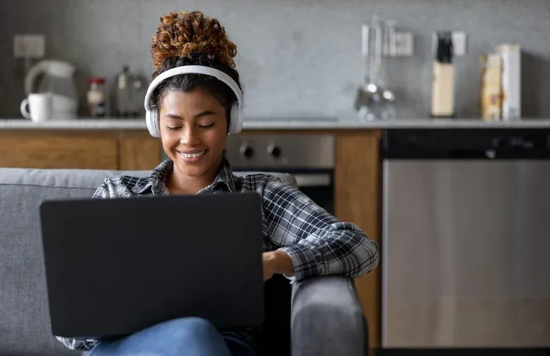 Mujer en casa trabajando en su laptop
